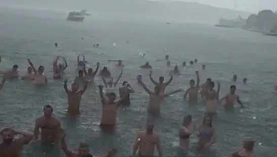 İstanbul'da Yağmura Rağmen Bebek'te Deniz Keyfi Yaşandı