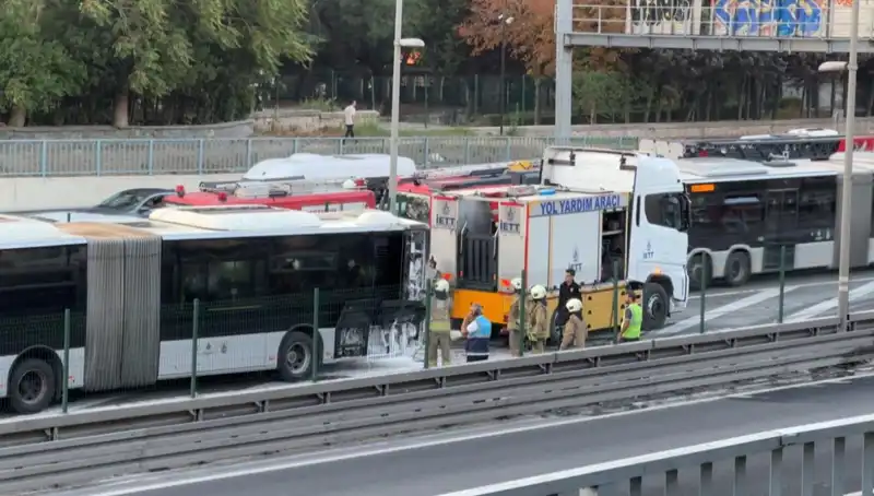 İstanbul Metrobüs Yangını: Trafikte Aksama Tüm Şehri Etkiledi