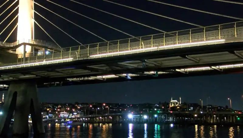 Metro Köprüsünden Denize Düşen Kişiye Ulaşmak İçin Arama Çalışmaları Başladı