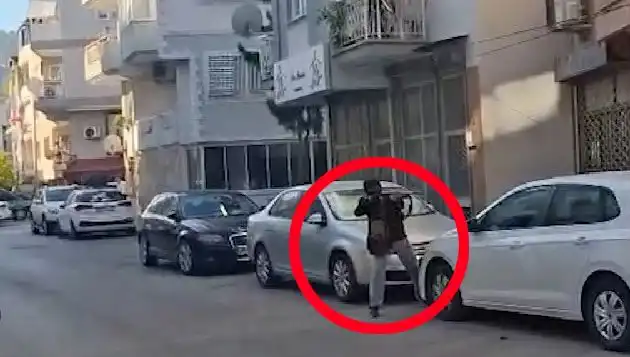 İzmir'de Saldırganla Çatışma Anları: Gerilim Dolu Anlar Kamera Kaydında
