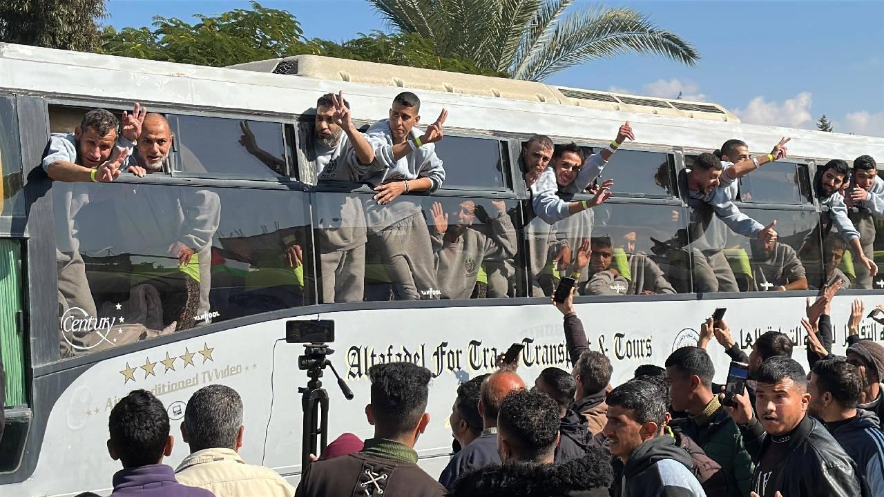 İsrail ve Filistin Arasında Gerçekleşen Rehine Takasında 183 Filistinli Kurtarıldı